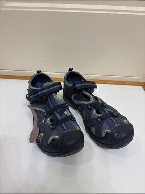 NWT Merrell Youth Navy Closed-Toe Athletic‎ Sandals
